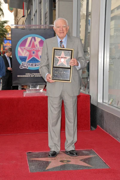 Domare Joseph A. Wapner vid induktion ceremonin domare Joseph A.Wapner i Hollywood Walk of Fame, Hollywood, Ca. 11-12-09 — Stockfoto