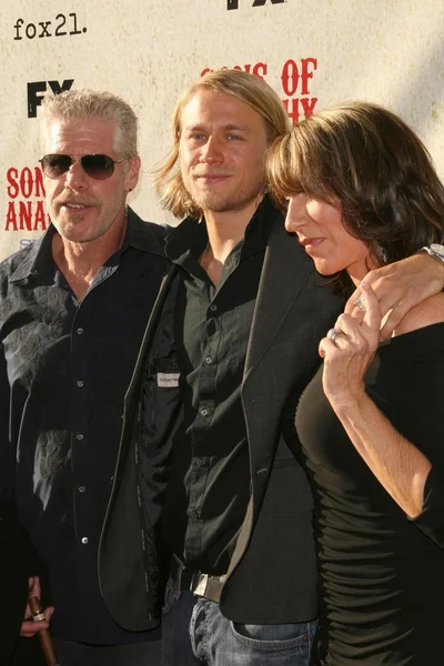 Ron Perlman with Charlie Hunnam and Katey Sagal — Stock Photo, Image
