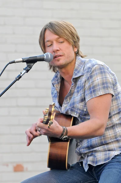 Keith Urban at a free acoustic concert by Keith Urban, sponsored by Verizon Wireless and Samsung Mobile, Verizon Wireless Store, Pasadena, CA. 11-21-09 — Stock Photo, Image