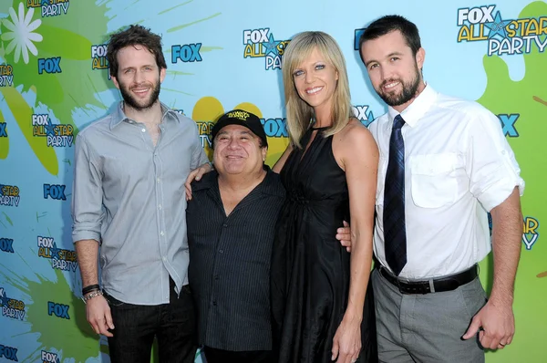 Glenn Howerton and Danny DeVito with Kaitlin Olson and Rob McElhenney — Stockfoto