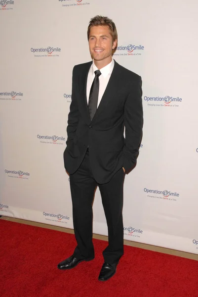 Eric Winter en la octava Gala Anual de Sonrisas de la Operación Sonrisa. Beverly Hilton Hotel, Beverly Hills, CA. 10-02-09 —  Fotos de Stock