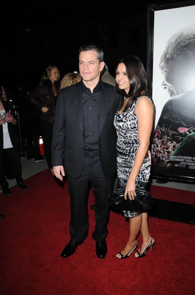 Matt Damon i żona Luciana Barroso w "Invictus" Los Angeles Premiere, Akademia sztuki i nauk Motion Picture, Beverly Hills, CA. 12-03-09 — Zdjęcie stockowe