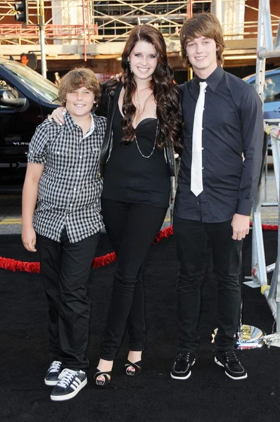 Katherine Schwarzenegger with Patrick Schwarzenegger and Christopher Schwarzenegger at the Los Angeles Premiere of Terminator Salvation. Graumans Chinese Theatre, Hollywood, CA. 05-14-09 — Stock Photo, Image