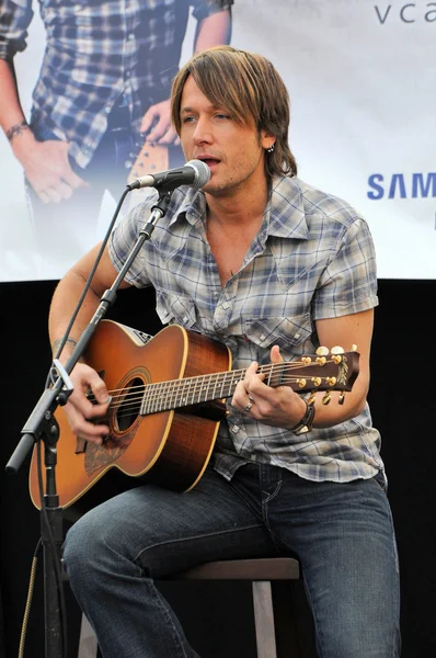 Keith Urban ad un concerto acustico gratuito di Keith Urban, sponsorizzato da Verizon Wireless e Samsung Mobile, Verizon Wireless Store, Pasadena, CA. 11-21-09 — Foto Stock