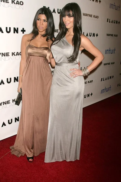 Kourtney kardashian och kimberly kardashian — Stockfoto