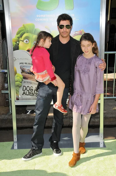 迪伦·麦克德莫特和女儿在"星球51"洛杉矶首映，曼村剧院，韦斯特伍德，卡11-14-09 — 图库照片