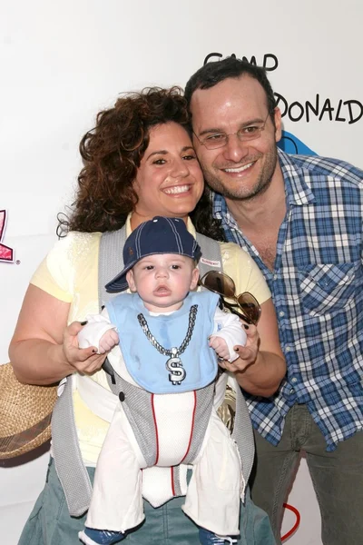 Marissa Jaret Winokur con Judah Miller y su hijo Zev —  Fotos de Stock