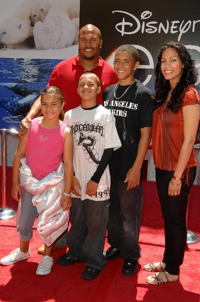 Antonio pierce och familj på världspremiären av "earth". El capitan theatre i hollywood, ca. 04-18-09 — Stockfoto