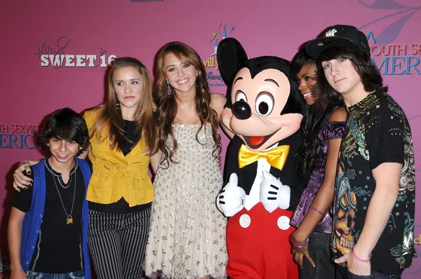 Miley Cyrus y los miembros del reparto de Hannah Montana —  Fotos de Stock