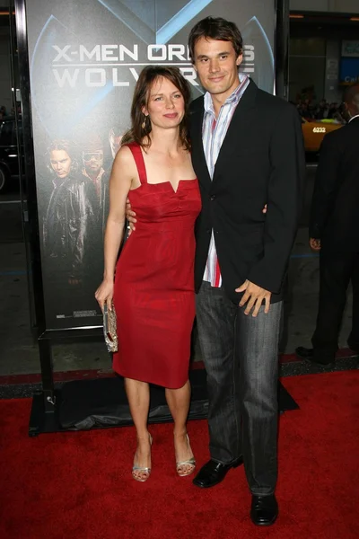 Mary lynn rajskub και matthew rolph κατά την προβολή της βιομηχανίας του «x-men προέλευση αδηφάγος». του Grauman κινεζική Θέατρο, hollywood, ca. 28-04-09 — Φωτογραφία Αρχείου