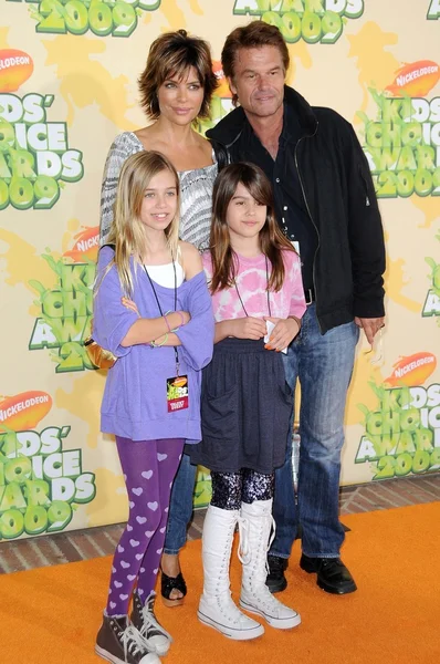 Lisa Rinna with Harry Hamlin and family at Nickelodeon 's 2009 Kids' Choice Awards. Поли Павильон, Вествуд, Калифорния. 03-29-09 — стоковое фото