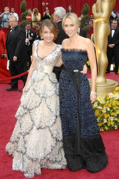 Miley Cyrus and Tish Cyrus at the 81st Annual Academy Awards. Kodak Theatre, Hollywood, CA. 02-22-09 — Stock Photo, Image
