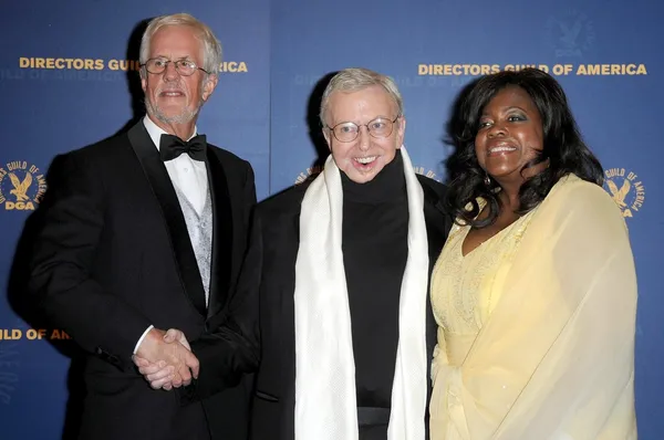 Michael Apted with Roger Ebert and wife Chaz in the press room at the 61st Annual DGA Awards. Hyatt Regency Century Plaza, Los Angeles, CA. 01-31-09 — Fotografia de Stock