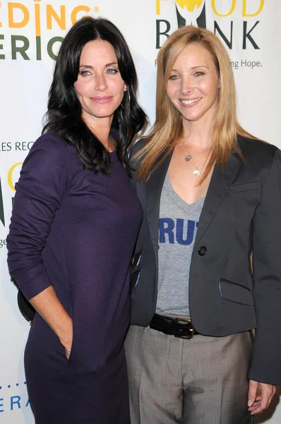 Courteney Cox and Lisa Kudrow at the 'Rock A Little, Feed A Lot' Benefit Concert. Club Nokia, Los Angeles, CA. 09-29-09 — Stock Photo, Image