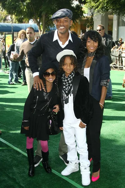 Will Smith and Jada Pinkett Smith with their children Willow and Jaden — Stock Photo, Image