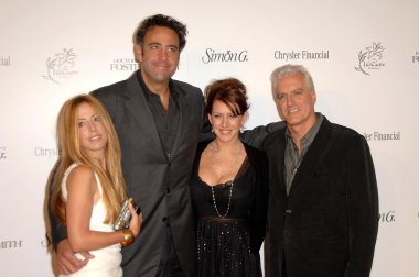 brad Garrett ile joely fisher ve christopher kafalı