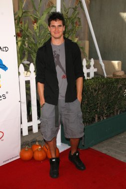 Robbie Amell
