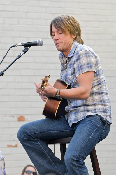 Keith Urban at a free acoustic concert by Keith Urban, sponsored by Verizon Wireless and Samsung Mobile, Verizon Wireless Store, Pasadena, CA. 11-21-09 — Stock Photo, Image
