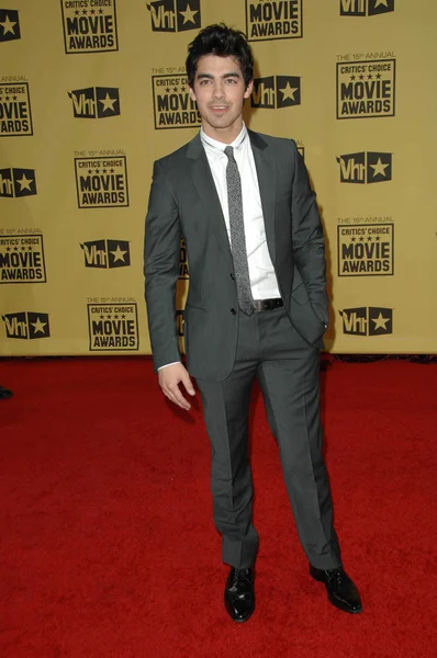 Joe Jonas en el 15º Annual Critic 's Choice Awards, Hollywood Palladium, Hollywood, CA. 01-15-10 — Foto de Stock