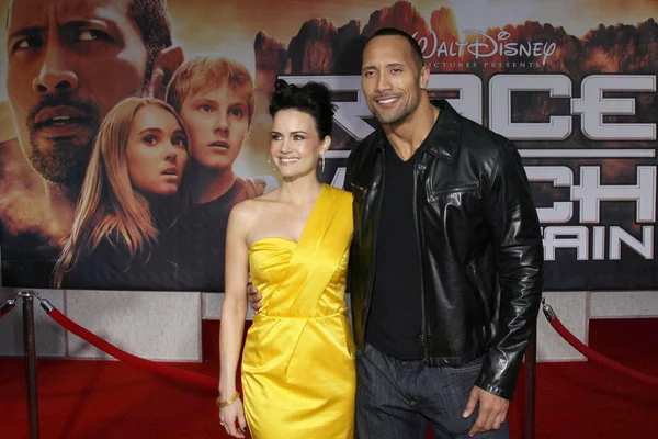 Carla Gugino e Dwayne Johnson — Foto Stock