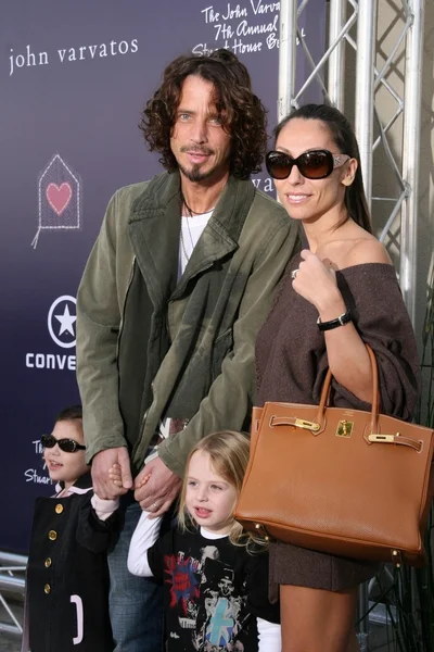 Chris Cornell and family at the 7th Annual Stuart House Benefit. John Varvatos Boutique, Beverly Hills, CA. 03-08-09 — Stock Photo, Image