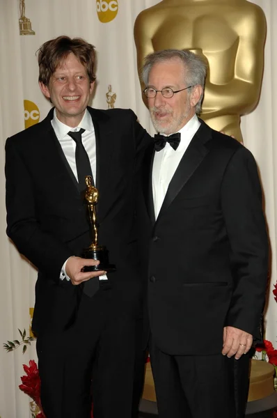 Christian Colson e Steven Spielberg nella sala stampa dell '81esima edizione degli Academy Awards. Kodak Theatre, Hollywood, CA. 02-22-09 — Foto Stock