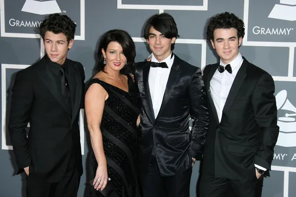 Denise Jonas and her sons the Jonas Brothers at the 51st Annual GRAMMY Awards. Staples Center, Los Angeles, CA. 02-08-09 — Stockfoto