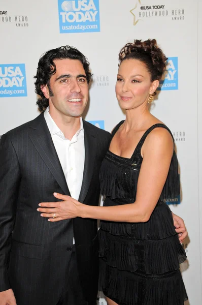 Dario franchitti a manželka ashley judd v usa dnes hollywood hero gala ctít ashley judd, montáž hotel, beverly hills, ca. 11-10-09 — Stock fotografie