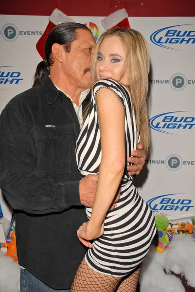 Danny Trejo och Paula Labaredas — Stockfoto