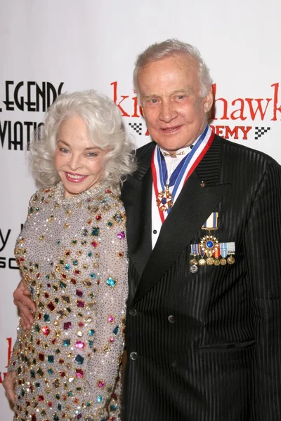 Buzz Aldrin og kone Lois ved den sjette årlige 'Living Legends of Aviation' Awards Ceremony. Beverly Hilton Hotel, Beverly Hills, CA. Tilsætningsstoffets sammensætning - Stock-foto