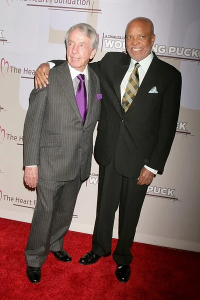 Norman brokaw und berry gordy bei der heart foundation gala zu ehren wolfgang puck. das beverly wilshire hotel, beverly hills, ca. 30.05. — Stockfoto