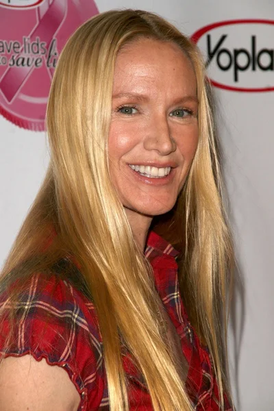 Kelly Lynch at the concert to promote the 10th Anniversary of Yoplaits Save Lids To Save Lives Program. The Wiltern Theatre, Los Angeles, CA. 10-10-08 — Stock Photo, Image