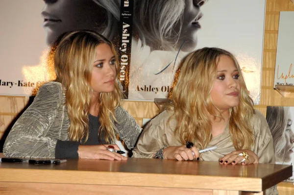 Mary-Kate Olsen e Ashley Olsen — Foto Stock