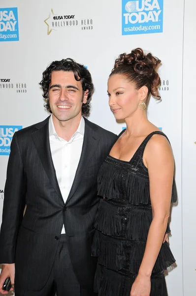 Dario franchitti a manželka ashley judd v usa dnes hollywood hero gala ctít ashley judd, montáž hotel, beverly hills, ca. 11-10-09 — Stock fotografie