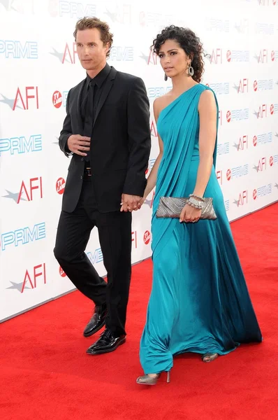 Matthew mcconaughey und camila alves bei der 37. jährlichen afi-lebenswerk-auszeichnung. sony pictures studios, culver city, ca. 06.11.09 — Stockfoto