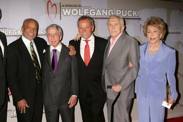 L-R Berry Gordy, Norman Brokaw, Wolfgang Puck, Kirk Douglas och Anne Buydens på hjärtat Foundation gala hedra Wolfgang Puck. Beverly Wilshire Hotel, Beverly Hills, Ca. 05-30-09 — Stockfoto