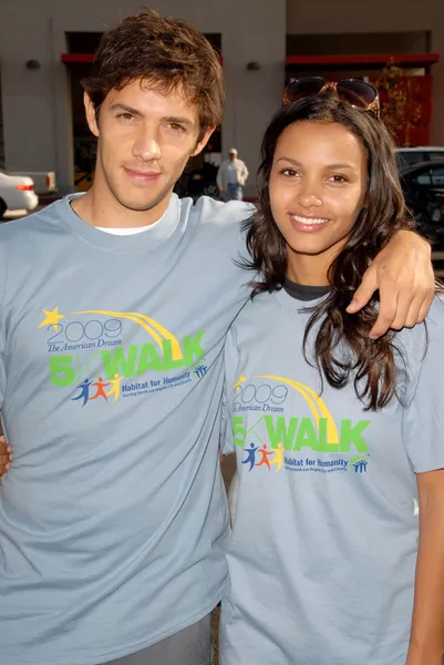 Michael Rady e Jessica Lucas no 'American Dream 5k Walk' Beneficiando Habitat para a Humanidade. Pacoima Plaza, Pacoima, CA. 10-10-09 — Fotografia de Stock