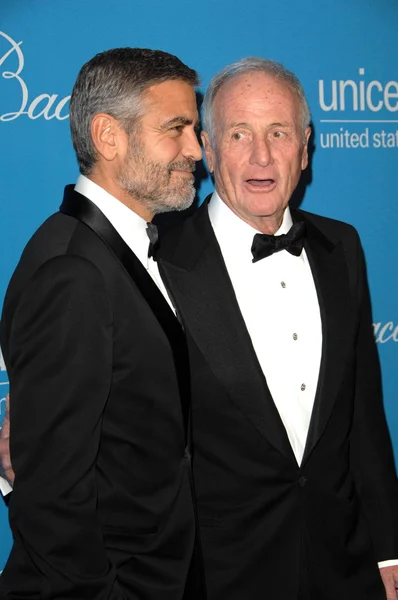 George Clooney y Jerry Weintraub en el UNICEF Ball 2009 en honor a Jerry Weintraub, Beverly Wilshire Hotel, Beverly Hills, CA. 12-10-09 — Foto de Stock