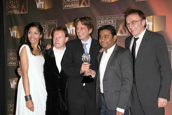 Cast and Crew of 'Slumdog Millionaire' — 图库照片