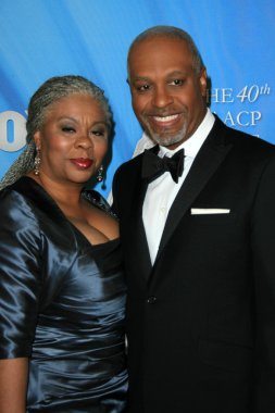 James Pickens Jr. ve eşi Gina