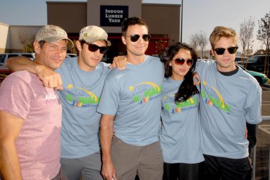 L-R Thomas Calabro, Michael Rady, Colin Egglesfield, Stephanie Jacobsen ve Trevor Donovan 'İnsanlık için Habitat yararlanarak Amerikan rüyası 5 k yürüme'. Pacoima Plaza, Pacoima, Ca. 10-10-09