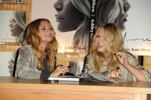 Mary-Kate Olsen dan Ashley Olsen — Stok Foto