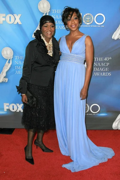 Cicely Tyson and Tichina Arnold at the 40th NAACP Image Awards. Shrine Auditorium, Los Angeles, CA. 02-12-09 — 图库照片