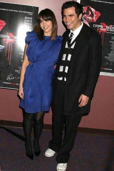 Jessica Alba und Cash Warren bei der Los-Engel-Premiere von "Crips and Bloods made in America". laemmle sunset 5 Kinos, west hollywood, ca. 02.10.2009 — Stockfoto