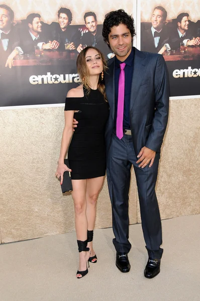 Alexis Dziena and Adrian Grenier at the Los Angeles Premiere of Entourage Season Six. Paramount Theater, Hollywood, CA. 07-09-09 — Stock Photo, Image