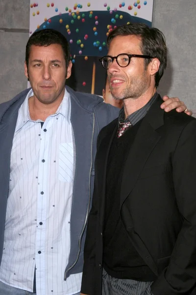 Adam Sandler and Guy Pearce at the Los Angeles Premiere of Bedtime Stories. El Capitan Theatre, Hollywood, CA. 12-18-08 — Stock Photo, Image