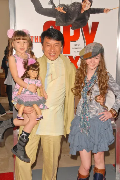 Jackie Chan, Alina Foley y Madeline Carroll — Foto de Stock