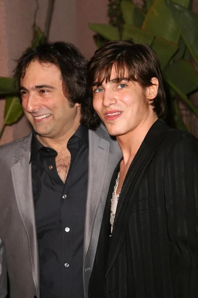 Joshua Newton and Son Alan at 'Smiles from the Stars - A tribute to the Life and work of Roy Scheider'. Beverly Hills Hotel, Beverly Hills, CA. 04-04-09 — Stock Photo, Image