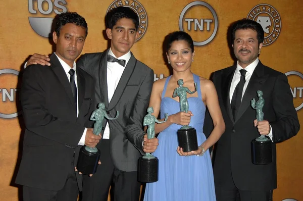 Distribution de "Slumdog Millionaire" dans la salle de presse lors de la 15e cérémonie annuelle des Screen Actors Guild Awards. Shrine Auditorium, Los Angeles, CA. 01-25-09 — Photo