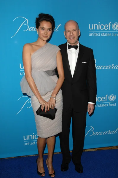 Bruce Willis and wife Emma Heming at the 2009 UNICEF Ball Honoring Jerry Weintraub, Beverly Wilshire Hotel, Beverly Hills, CA. 12-10-09 — Stock Photo, Image